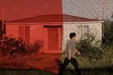 ფოტოზე ასახულია ქალი, რომელიც ჩქარობს