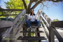 ანა ილურიძის ფოტო. ის ხის კიბეზე ზის