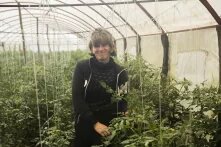 ფერმერი ქალი სათბურში