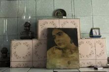 ძველებური კაფელი და ძველი სურათი ქალის ბავშვით