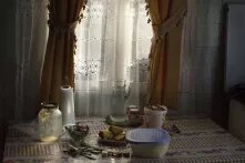 ძველებური სამზარეულოს მაგიდა, გაწყობილი საუზმის ჭურჭლით