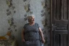 ქალი სოფლის სახლში, ძველებურ შპალერთან