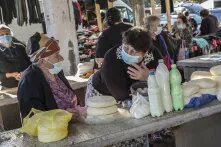 ყველის გამყიდველი ქალები ბაზარში