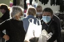 ყველის გამყიდველი ქალები ბაზარში