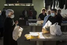 ყველის გამყიდველი ქალები ბაზარში