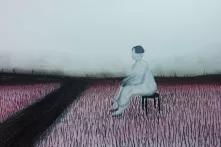 ტრიალ მინდორში, ქალი ზის დაბალ სამფეხა სკამზე