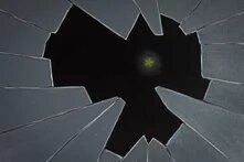 ჩატეხილი შუშიდან მოჩანს ვარკსვლავი